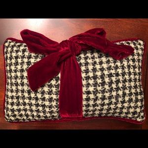 Woof&poof Christmas pillow 2009